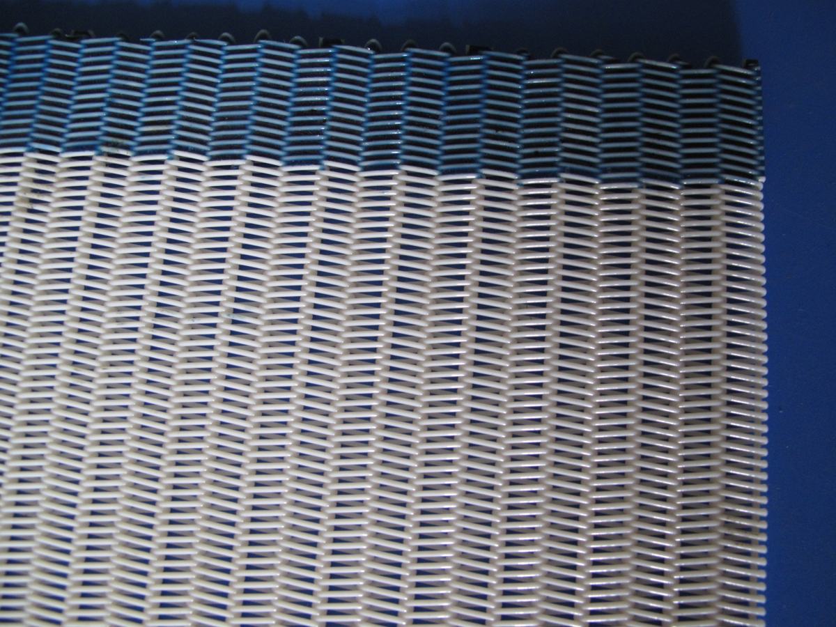 Spiral link polyester dryer fabric surface